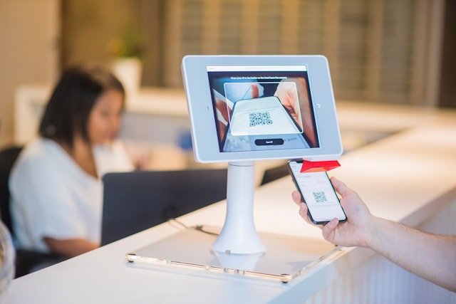 How a Visitor Management System Helps Reduce Risk